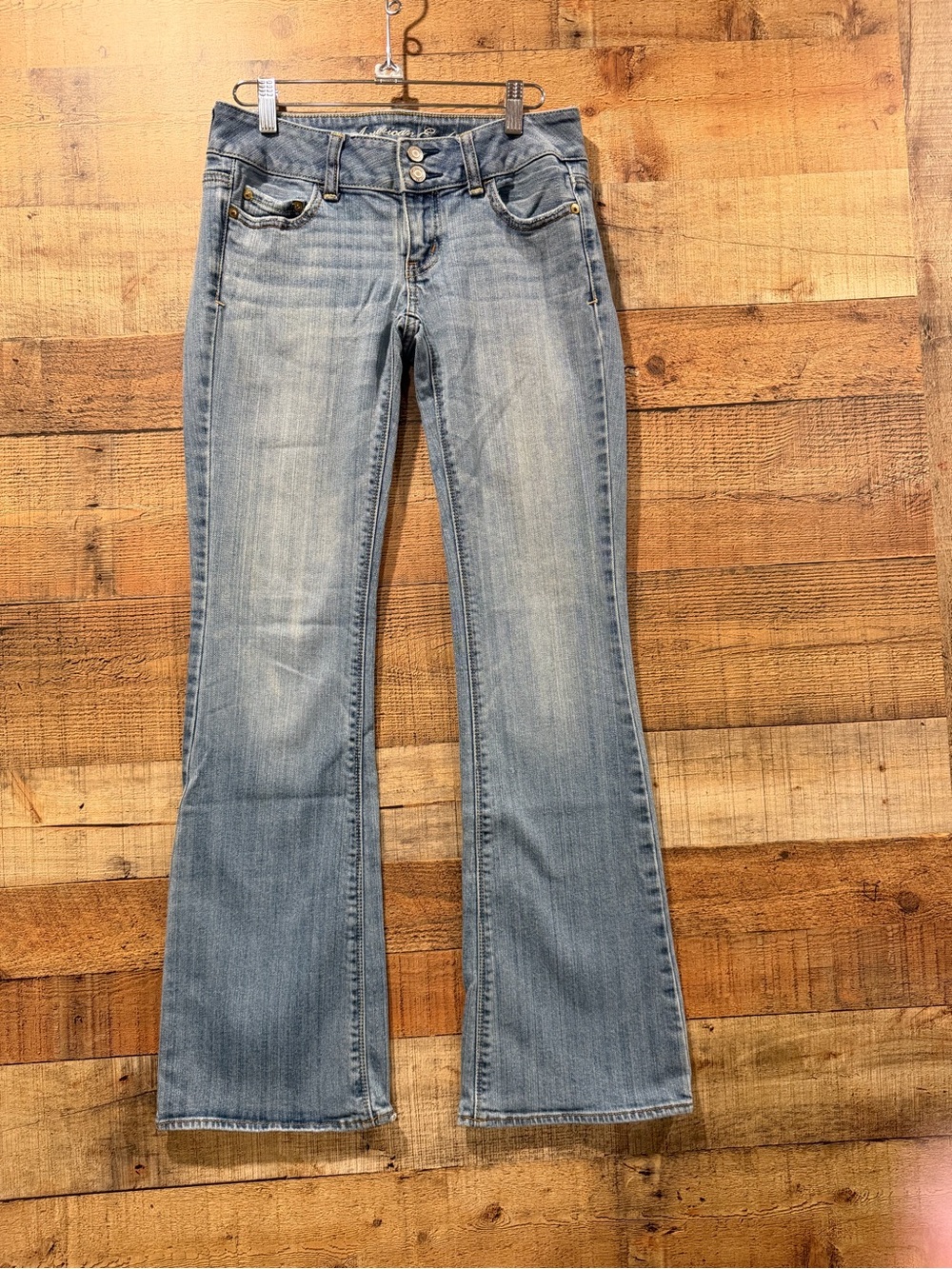 American Eagle Artist Light Wash Low-Rise Flare Jeans Wit White Stitching Size 4